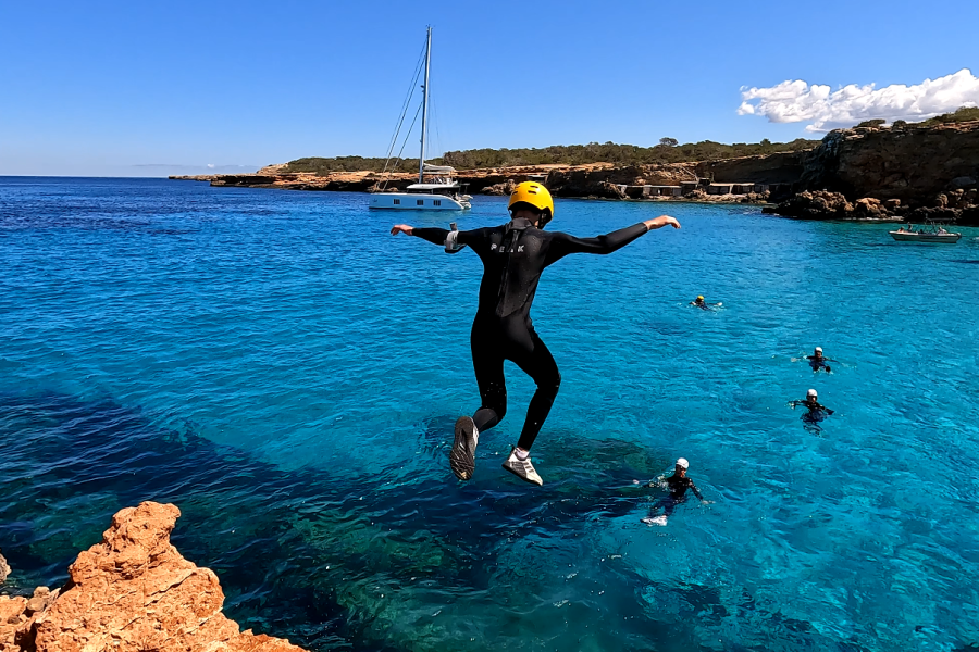 Coasteering en Cala Comte