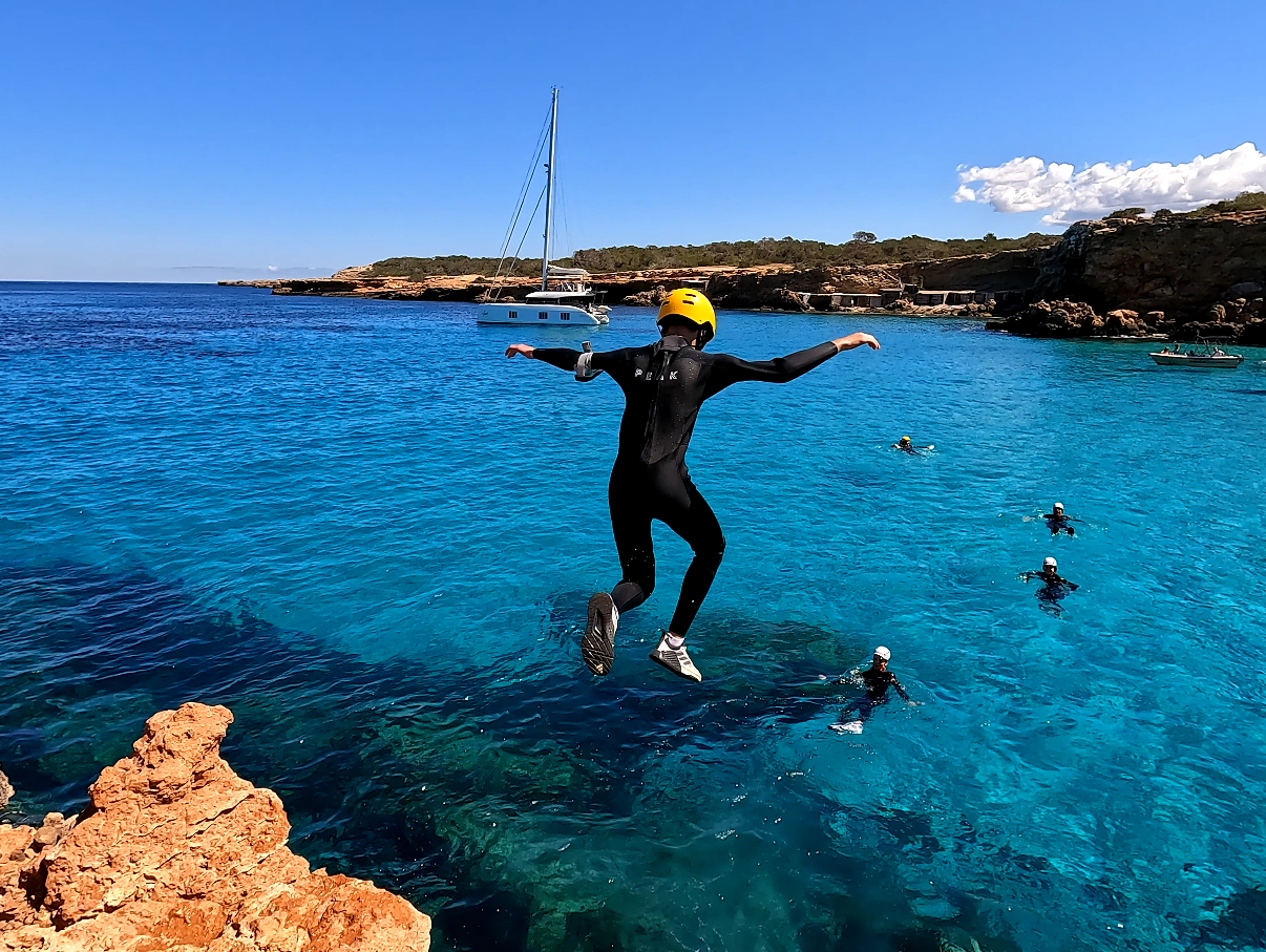 Coasteering en Cala Comte